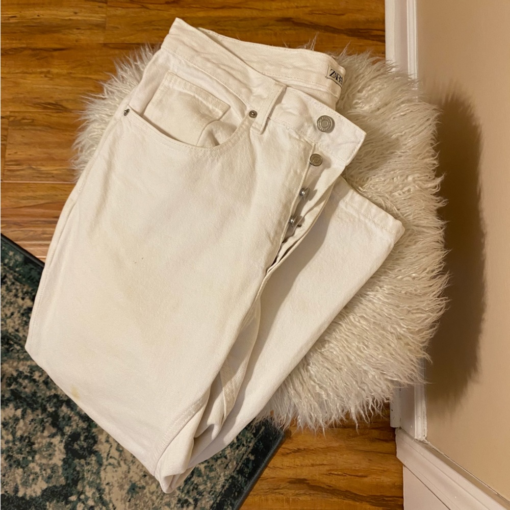 Zara white jeans in cropped / ankle length with distressed knee